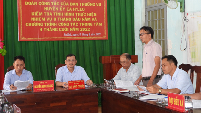 Đồng chí Nguyễn Ngọc Hoàng – Phó bí thư Huyện ủy dẫn đầu Đoàn công tác số 02 của BTV Huyện ủy làm việc với Đảng ủy xã Ea Ral